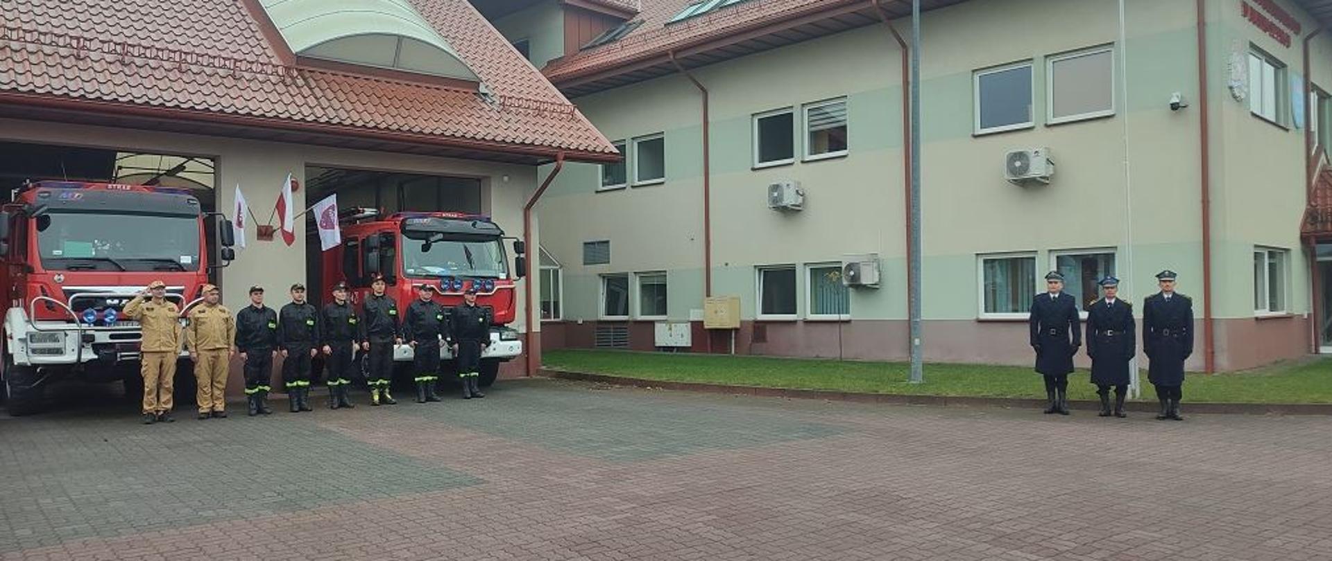 Uroczysta zbiórka z okazji 11 Listopada przed garażami straży.