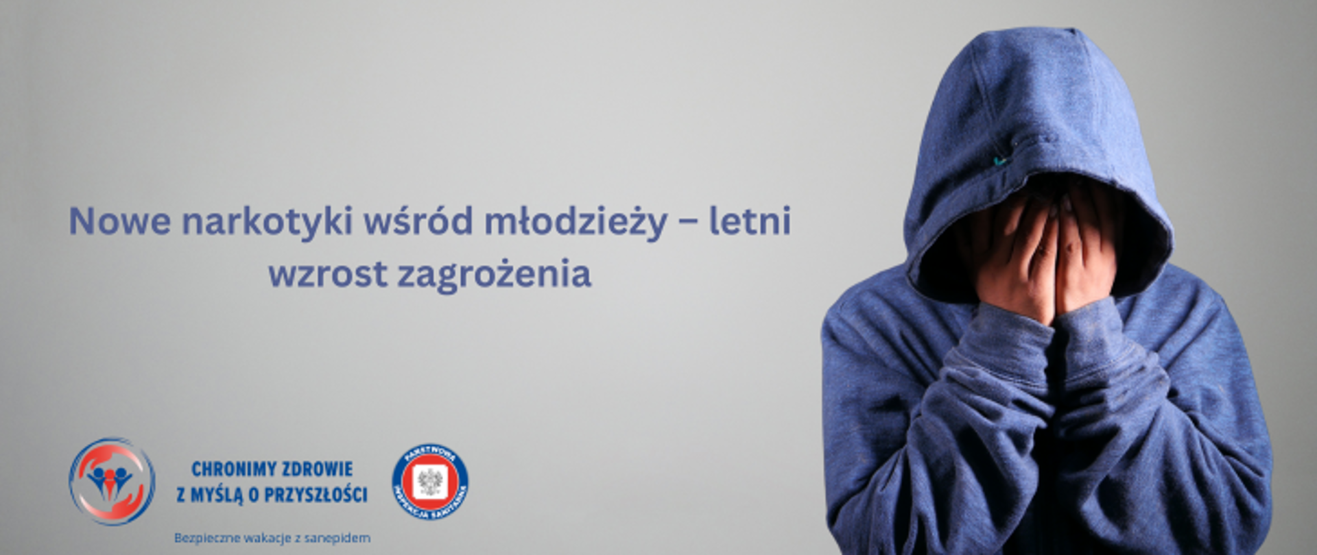 Grafika przedstawia człowieka w granatowej bluzie z kapturem. Osoba ta ma na głowie kaptur, a dodatkowo zasłania twarz dłońmi. Po lewej stronie widnieje napis Nowe narkotyki wśród młodzieży - letni wzrost zagrożenia . W lewej dolnej części grafiki umieszczono napis chronimy zdrowie z myślą o przyszłości oraz dwa logo Inspekcji Sanitarnej. 
