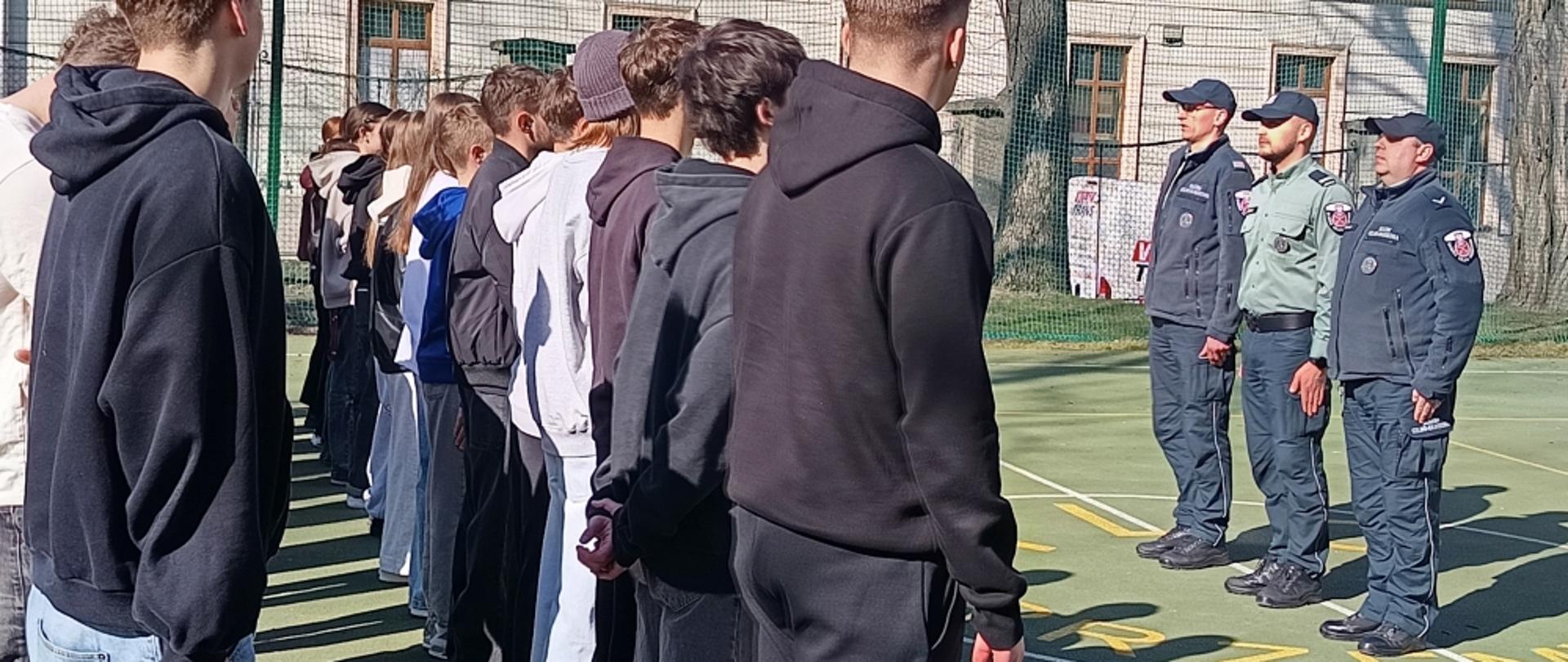 funkcjonariusze Służby Celno-Skarbowej z uczniami na zajęciach z musztry