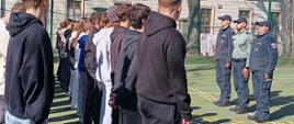 funkcjonariusze Służby Celno-Skarbowej z uczniami na zajęciach z musztry
