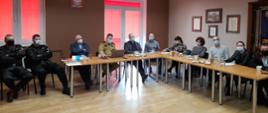 Uczestnicy odprawy znajdują się w sali konferencyjnej KP PSP w Kwidzynie