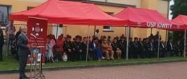 Na zdjęciu pod namiotem znajdują się zaproszeni goście na uroczystość 80-lecie Ochotniczej Straży Pożarnej w Kiwitach