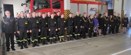 Zdjęcie przedstawia uroczystość zdania i powierzenia obowiązków Komendanta Miejskiego PSP w Koninie, która odbyła się w garażu komendy.