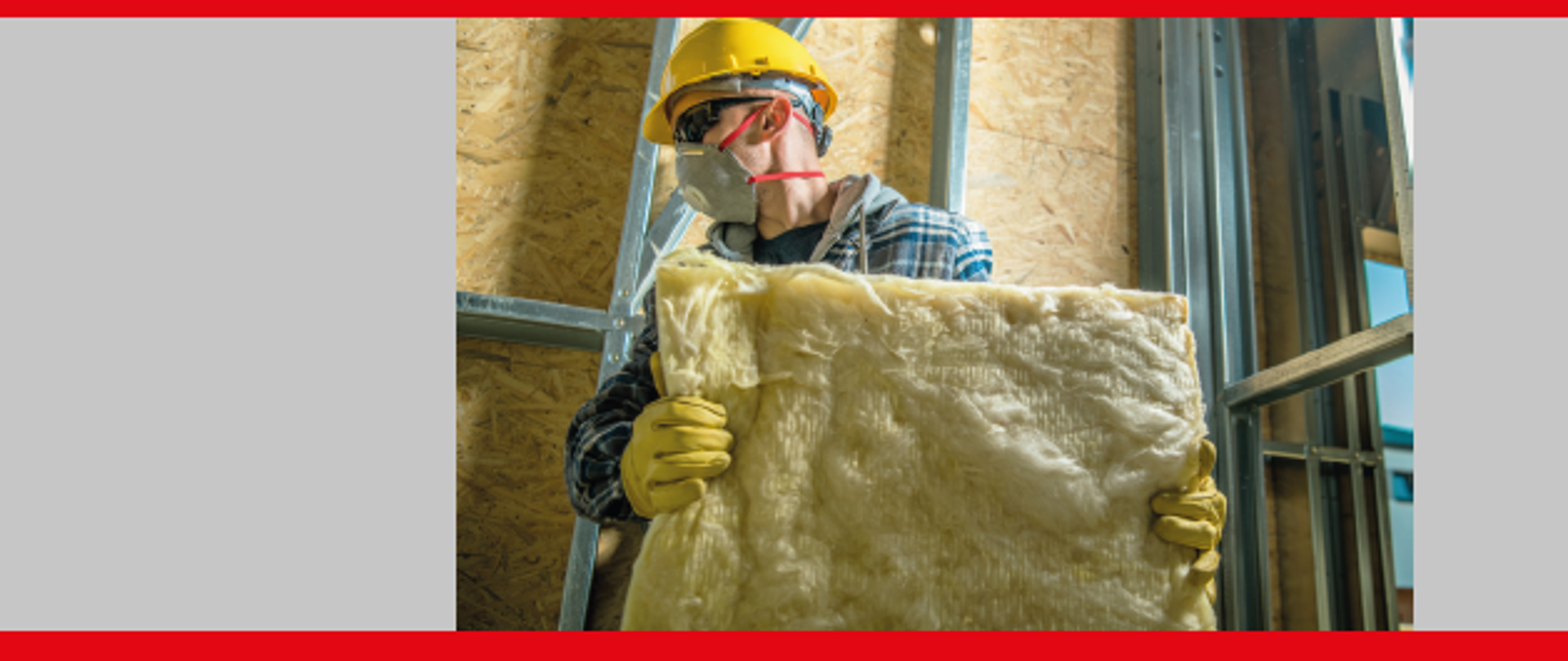 robotnik trzymający w rękach wełnę mineralną