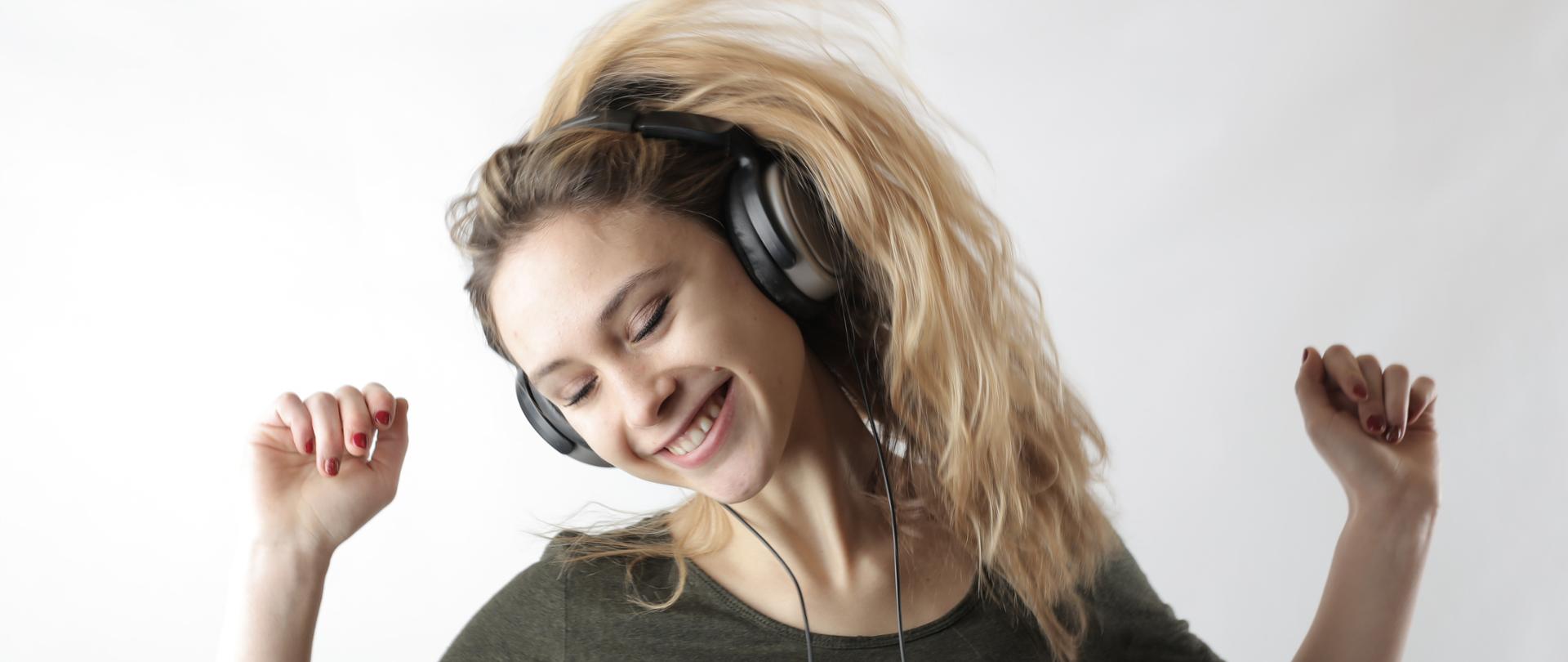 Zdjęcie ilustracyjne w poziomie. Dziewczyna słuchająca muzyki