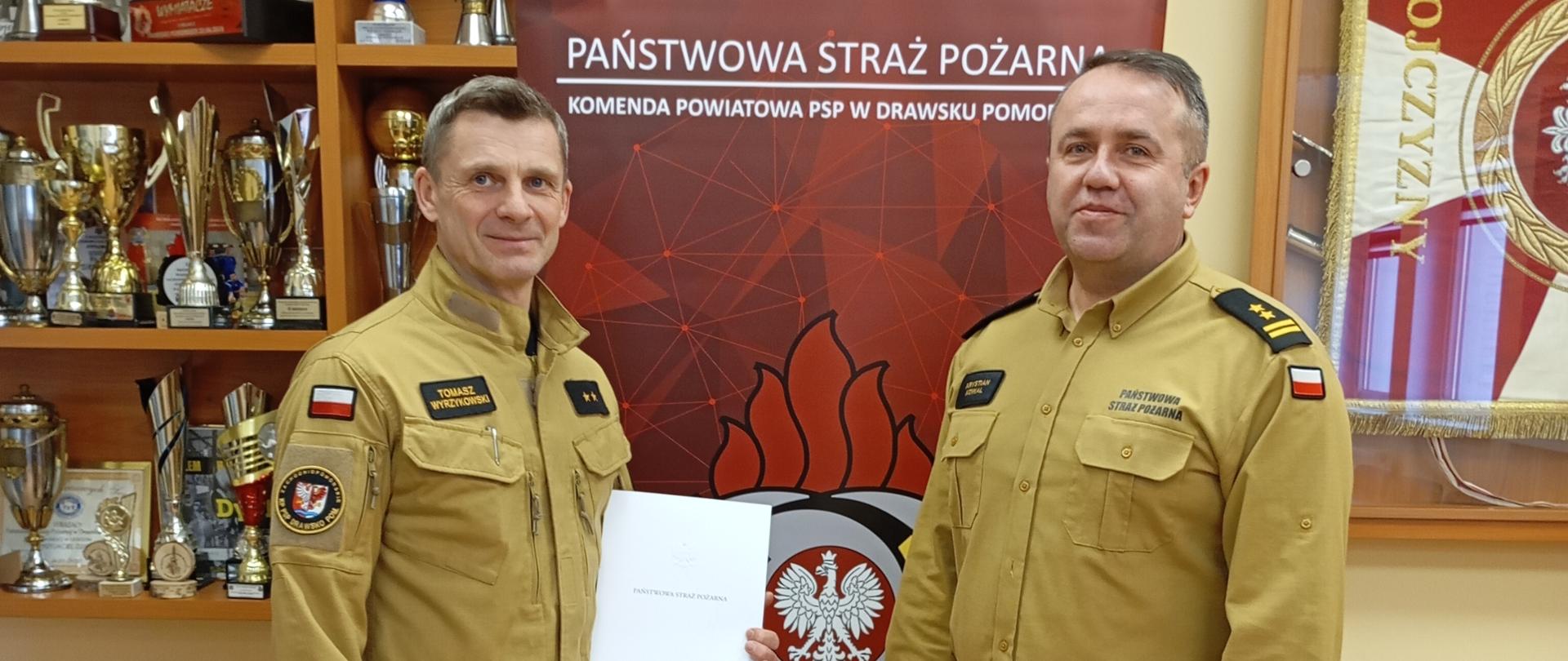 Wręczenie decyzji o przyznaniu nagrody jubileuszowej za 25 lat pracy i służby asp. Tomaszowi Wyrzykowskiem