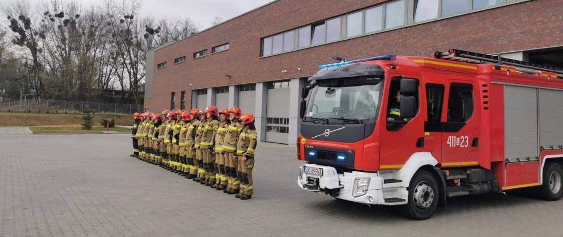 Strażacy oddają hołd przed remizą