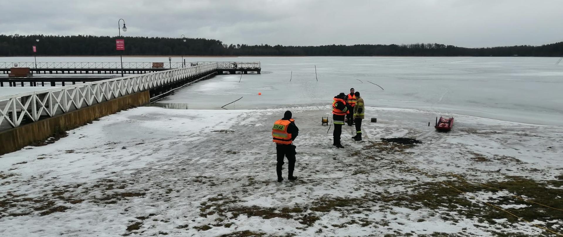 Akcja ratownicza na jeziorze Necko pod osobą załamał się lód