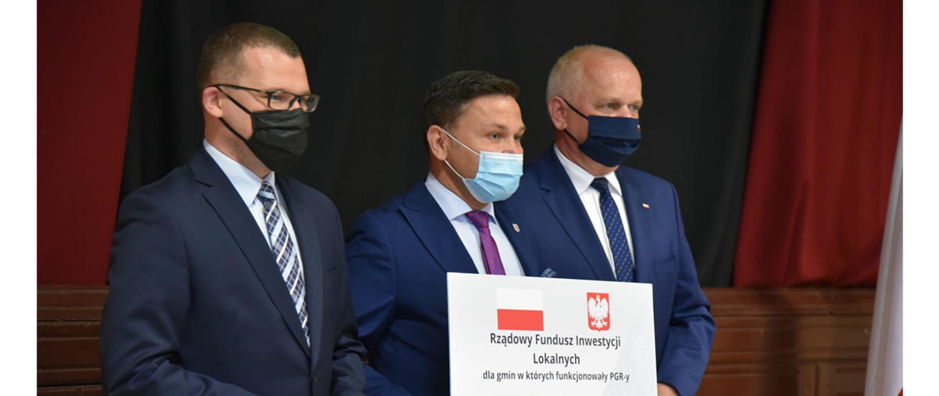 Na zdjęciu: wiceminister Paweł Szefernaker oraz wojewoda Władysław Dajczak wręczają promesę przedstawicielowi samorządu 