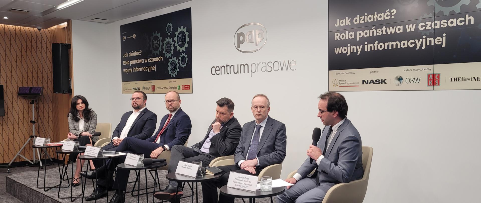 Minister Stanisław Żaryn wraz z innymi uczestnikami konferencji