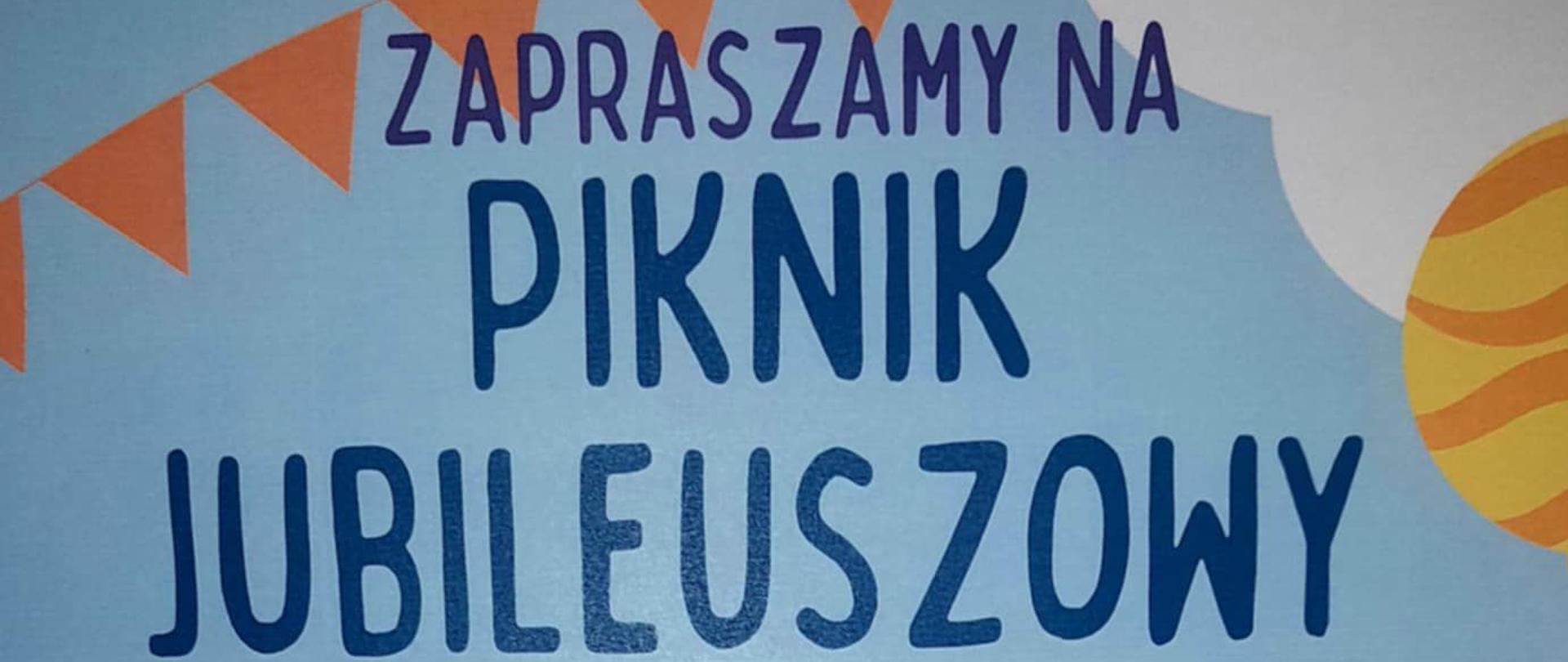 Plakat na niebieskim tle napis na środku plakatu zapraszamy na piknik jubileuszowy 13 września 2025 godzina 11:00 do 13:00 poniżej państwowa szkoła muzyczna w Skierniewicach ul prymasowska 6 96-100 Skierniewice poniżej grill grochówka wata cukrowa i inna atrakcje pod spodem zapraszamy uczniów rodziców nauczycieli i pracowników szkół muzycznych poniżej grafika koc na zielonej trawie na kocu kosz i tace z jedzeniem 