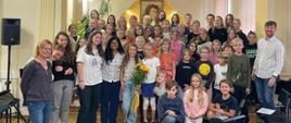 Grupowe zdjęcie uczniów podczas warsztatów chóru podczas Obchodów Międzynarodowego Dnia Muzyki wraz z nauczycielami P. Dominikiem Jarockim i P. R. Fiałkowską-Dumą
