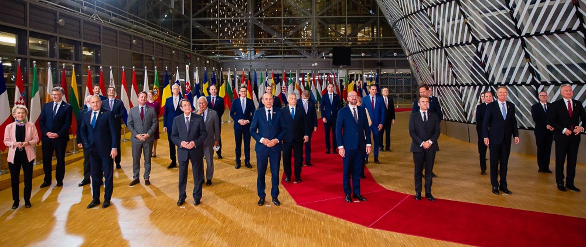 Premier Mateusz Morawiecki podczas family photo na szczycie Rady Europejskiej w Brukseli.