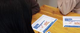 Europejski Tydzień Szczepień zajęcia w ZSZ w Rawiczu 1- Na zdjęciu widoczni są uczniowie i ulotki dotyczących szczepień