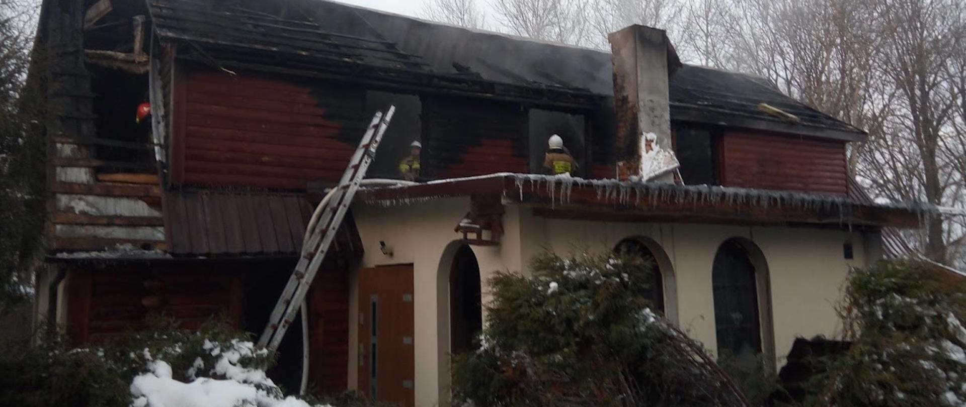 Zdjęcie przedstawia akcję gaśniczą budynku mieszkalnego 