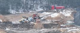Widać maszyny budowlane podczas pracy na wyrobisku górniczym w m. Brzóze Duże.