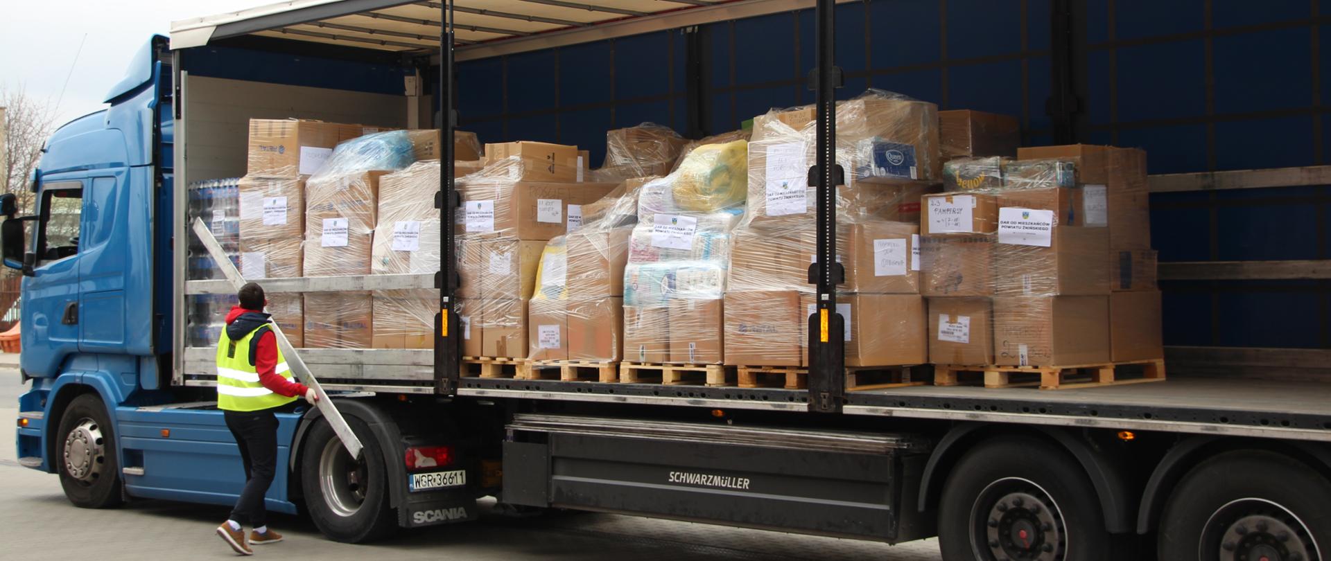 Zdjęcie przedstawia ciężarówkę zapakowaną darami dla Ukrainy 