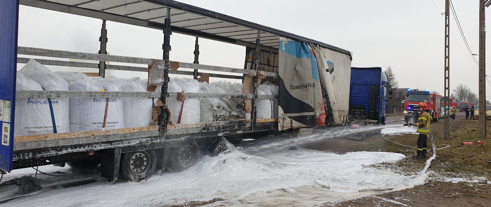 Naczepa przewożąca polipropylen