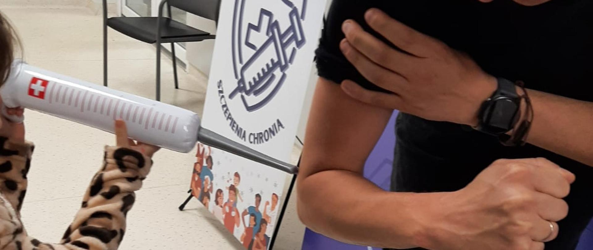 Akcja edukacyjno-informacyjna w punkcie szczepień Przychodni Provita przy ul. Bierutowskiej w ramach Powszechnego Programu Szczepień Przeciw Wirusowi Brodawczaka Ludzkiego (HPV) 