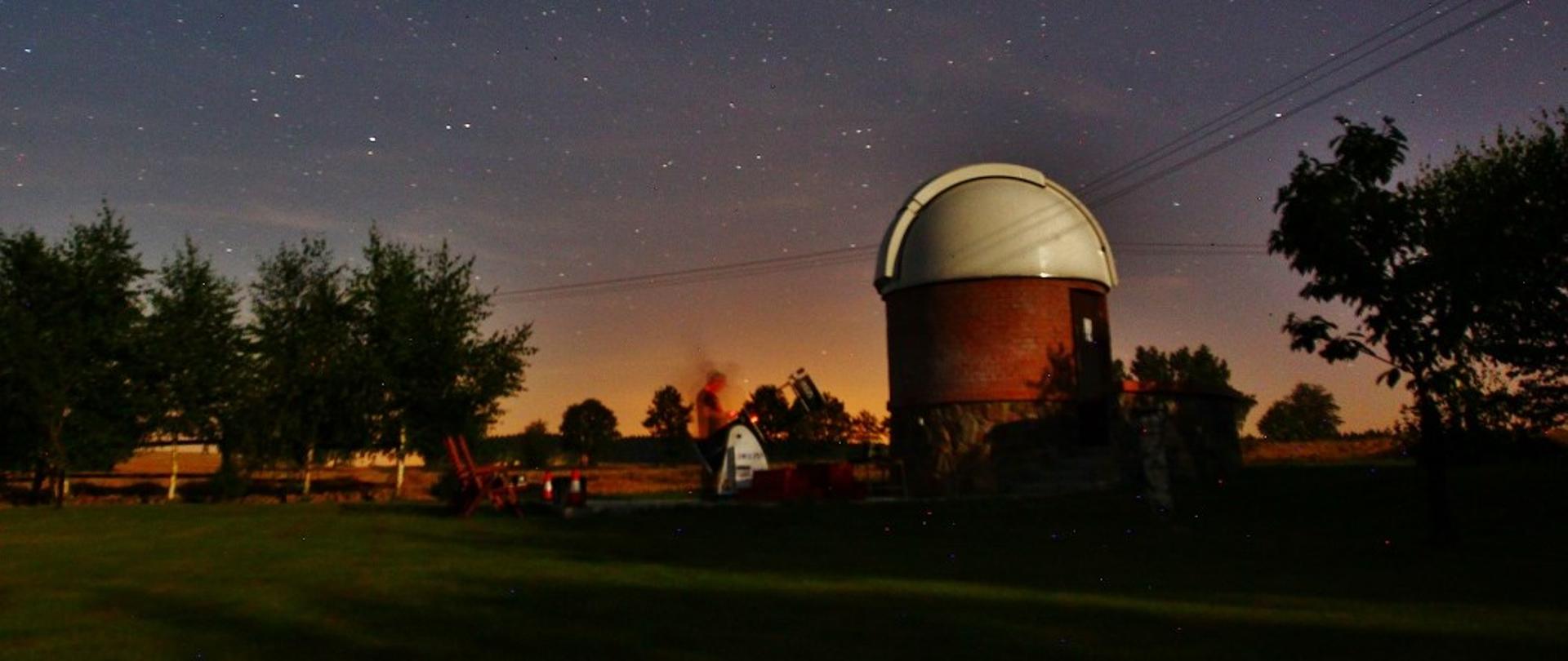 Na zdjęciu widać kopułę obserwatorium na tle późnowieczornego rozgwieżdżonego nieba.