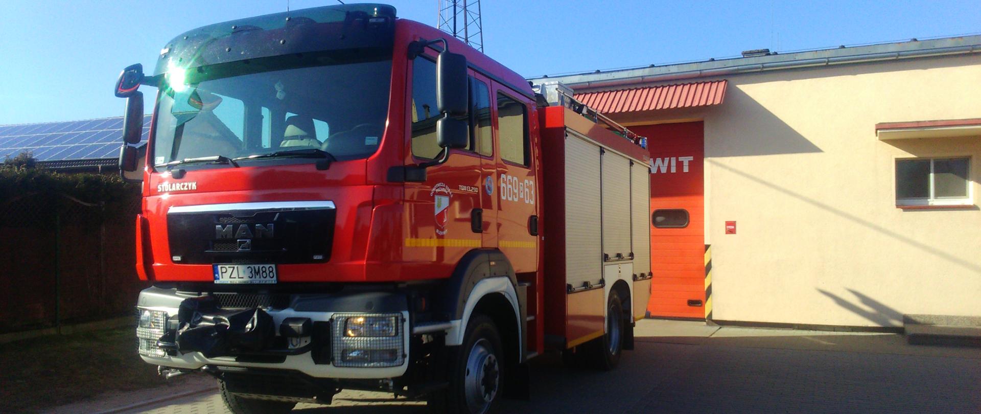 Widok remizy z pojazdem