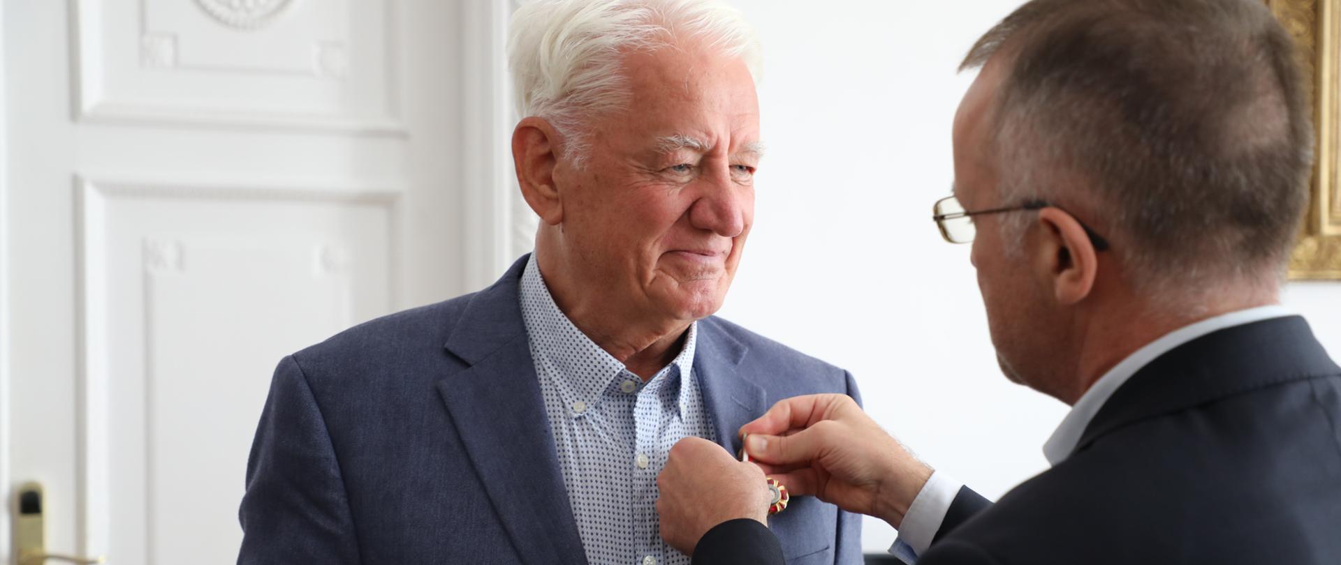 Krzysztof Wyszkowski uhonorowany odznaką „Zasłużony dla Kultury Polskiej”, fot. Jan Jechna