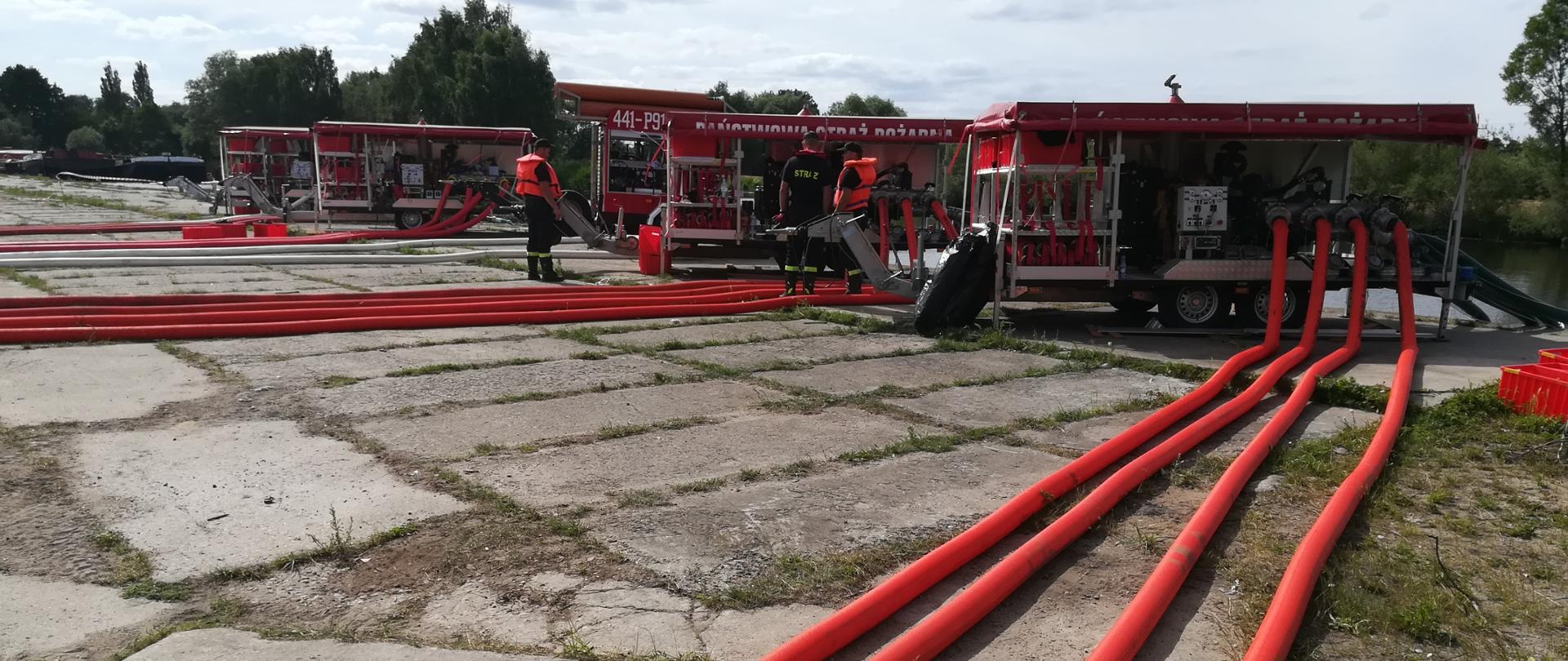 Zdjęcie przedstawia ćwiczenia przeciwpowodziowe