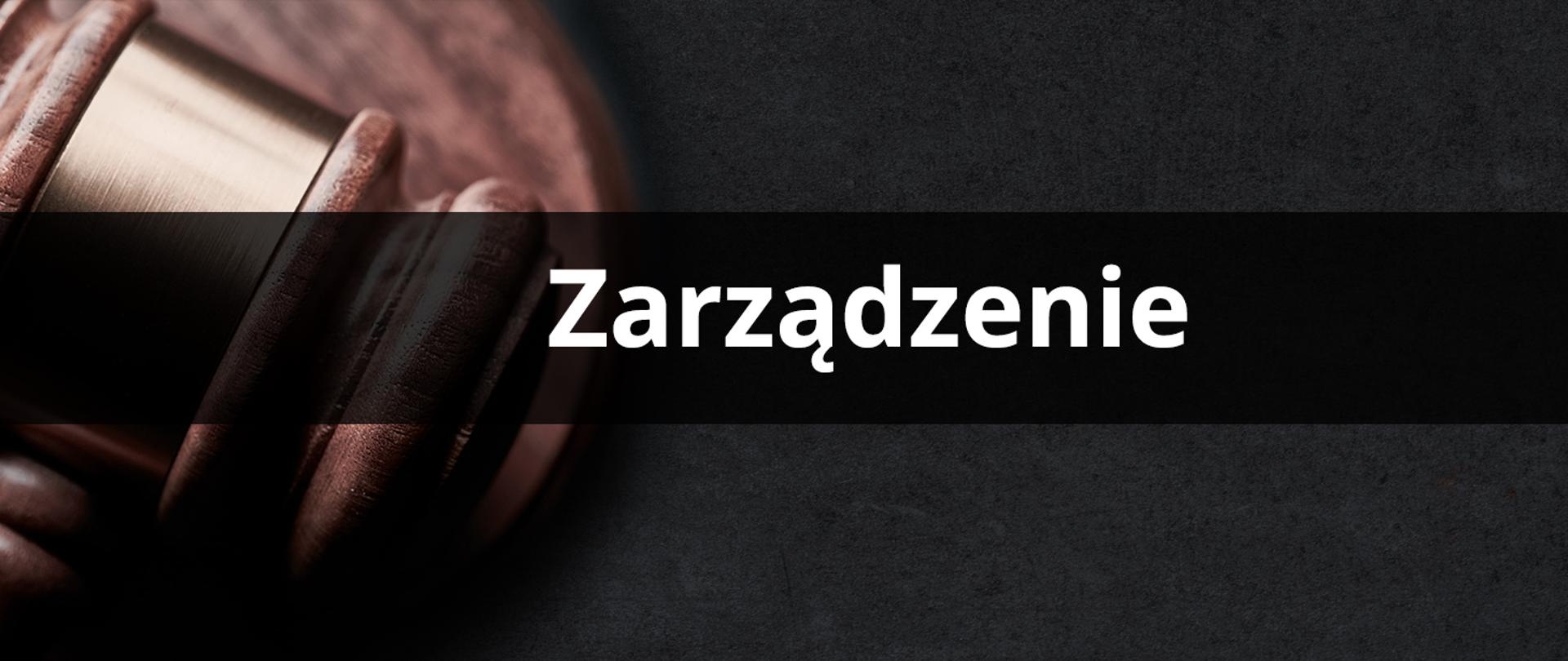 Baner zarządzenie. W tle młotek
