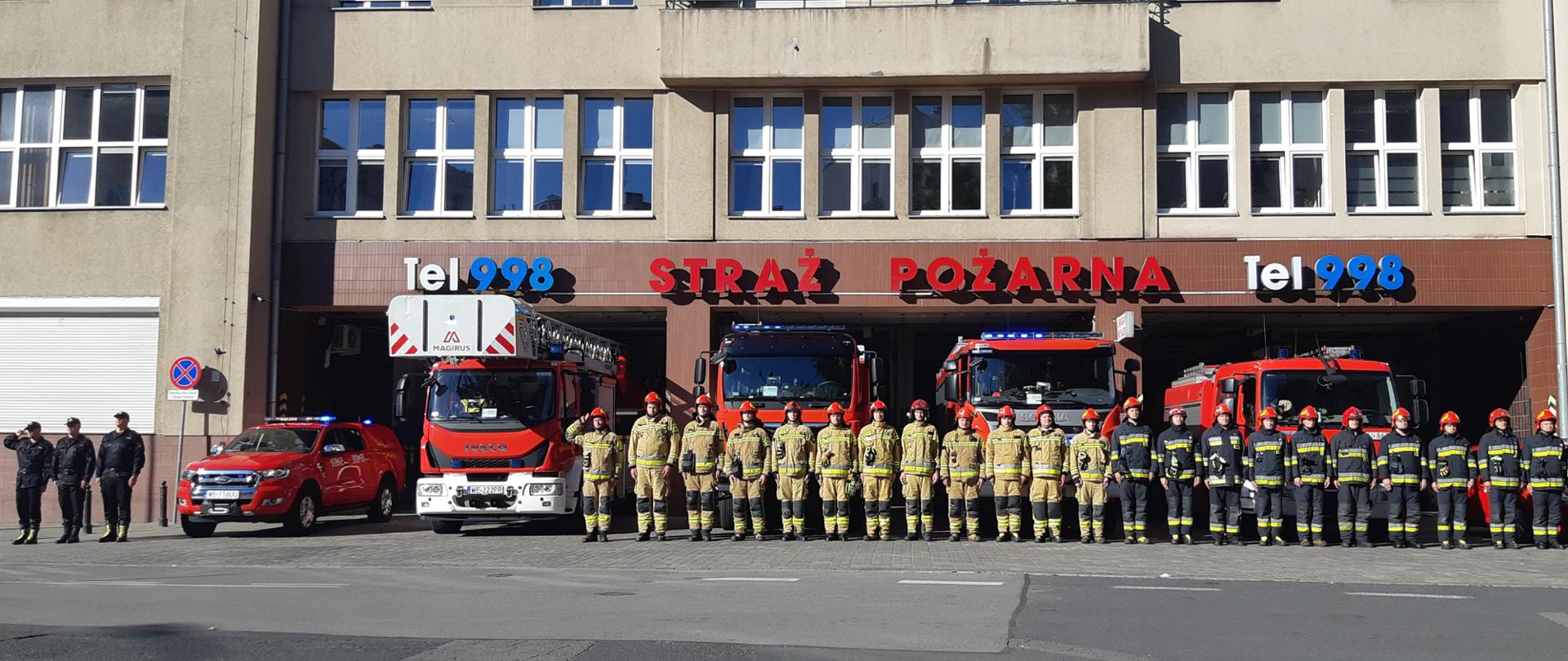 Na zdjęciu strażacy oddają hołd zmarłemu koledze