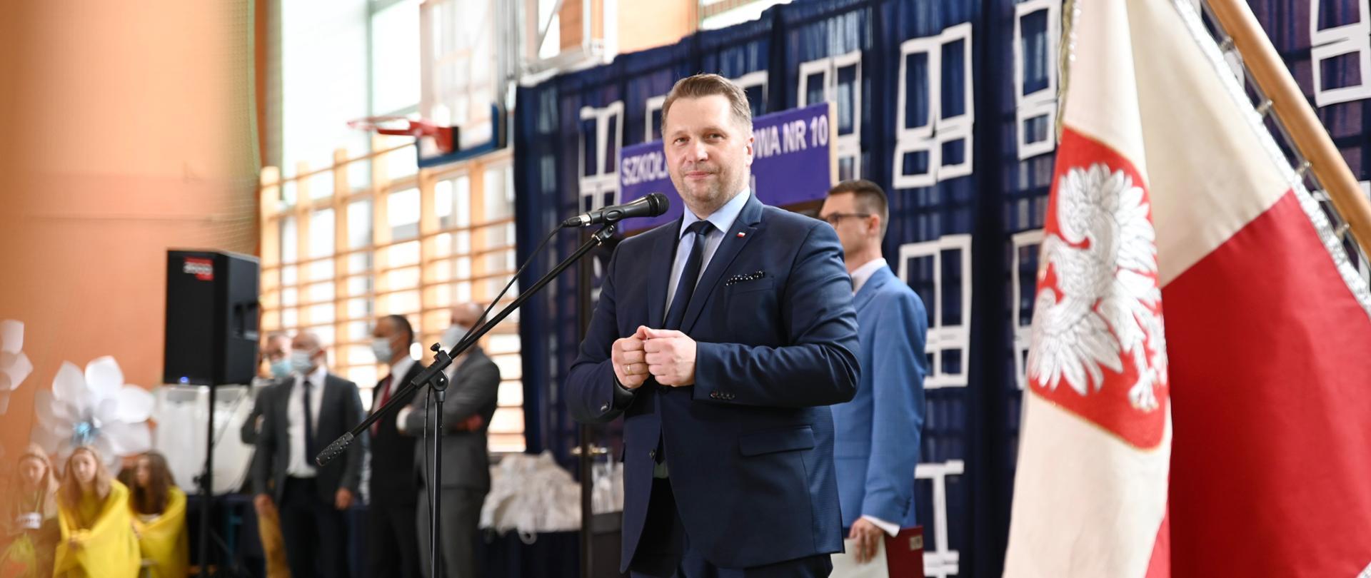 Minister Edukacji i Nauki Przemysław Czarnek przemawia do uczniów na zakończeniu roku szkolnego w Sieradzu
