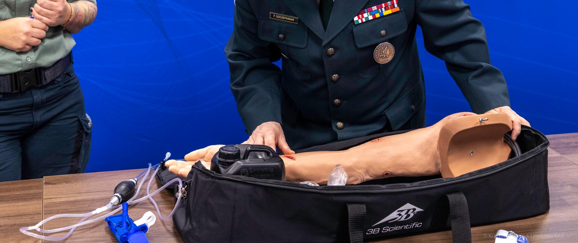 Przedstawiciele podlaskiej KAS oglądają fantom