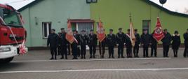 Na zdjęciu widać strażaków stojących przed remizą OSP podczas przekazania samochodu