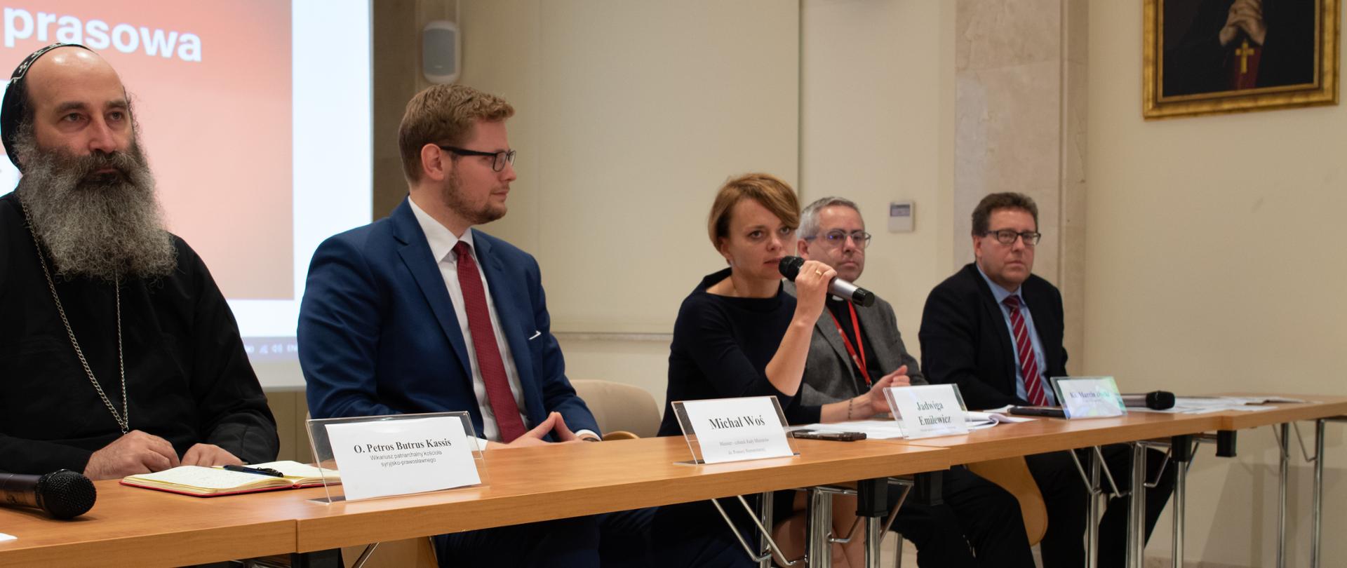 Szefowa MPiT na konferencji Caritas Polska