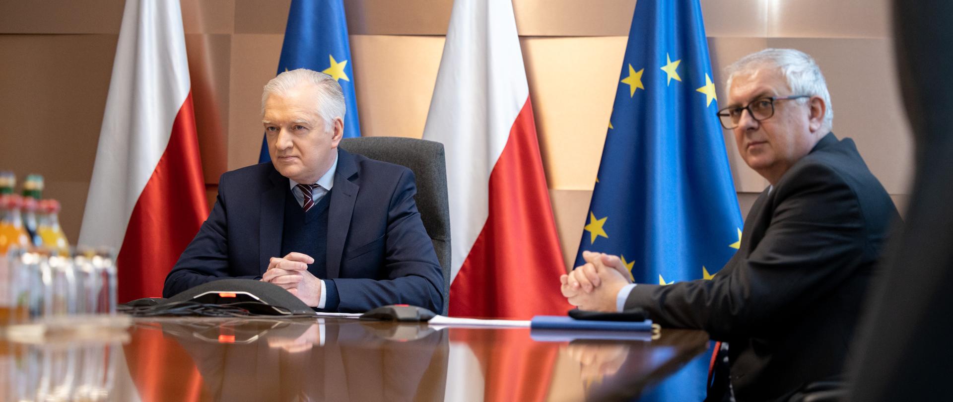 Jarosław Gowin i Grzegorz Piechowiak za stołem konferencyjnym