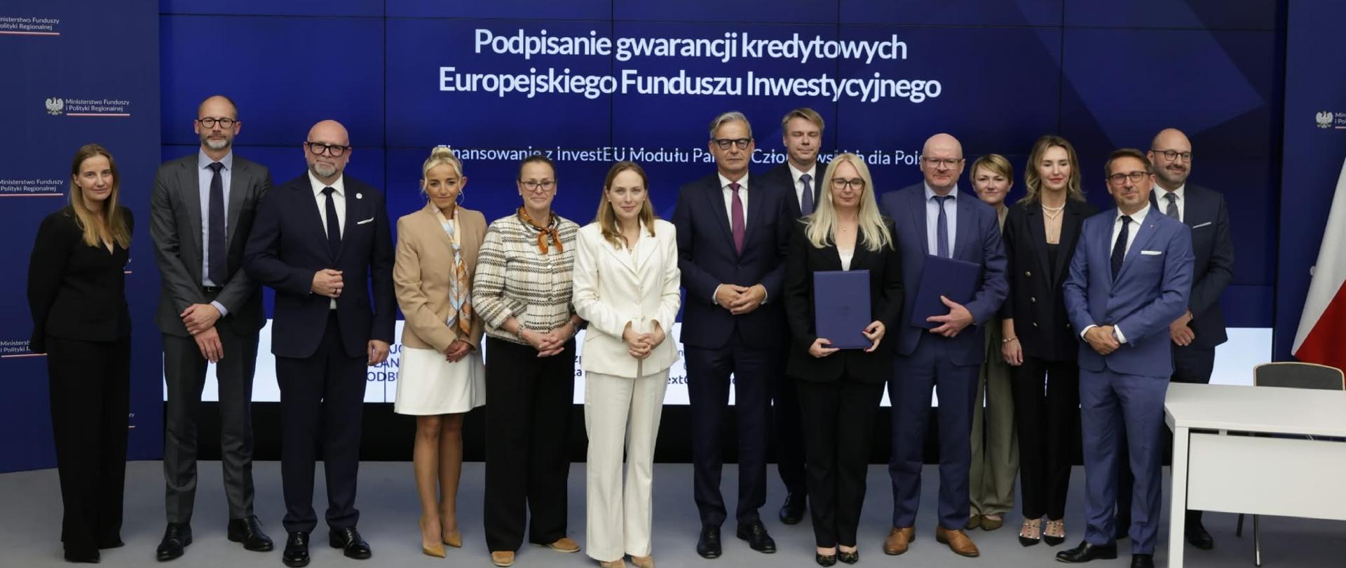 Ma zdjęciu wszyscy uczestnicy konferencji stoją na scenie