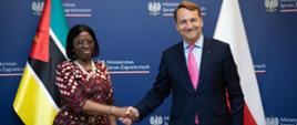Od lewej strony na tle ścianki Ministerstwa Spraw Zagranicznych RP: minister spraw zagranicznych Mozambiku Maria Manuela dos Santos Lucas ściska dłoń wicepremiera, ministra spraw zagranicznych Polski Radosława Sikorskiego' w tle flagi Namibii i RP; 