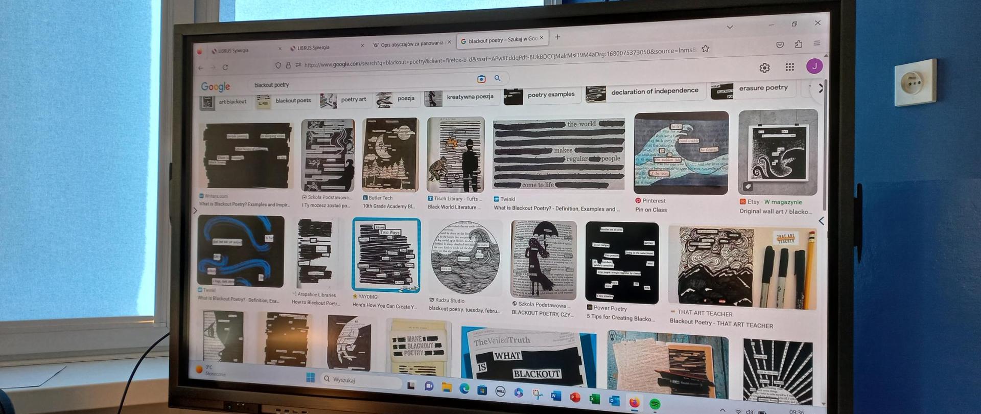 Na zdjęciu na ekranie telewizora wyświetlone fragmenty wierszy Wisławy Szymborskiej 