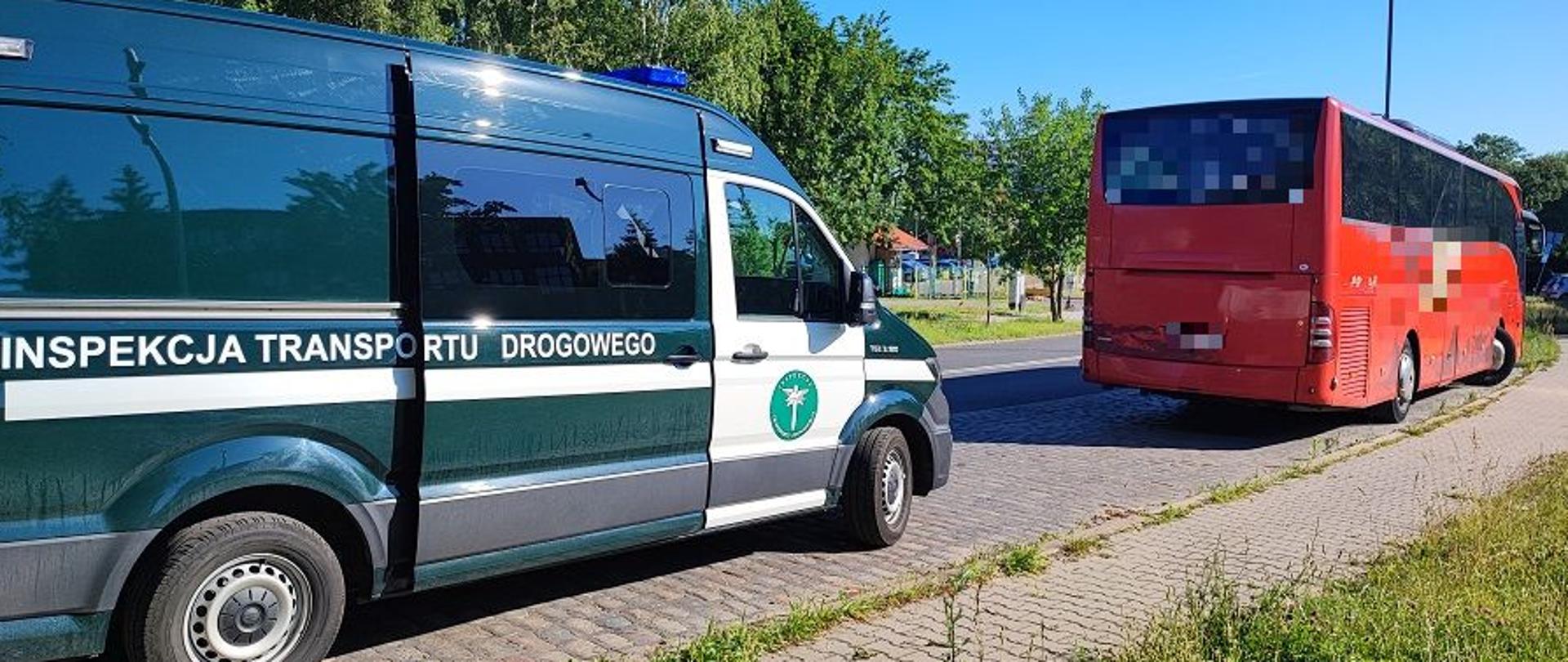 Na zdjęciu widoczny radiowóz z autobusem 