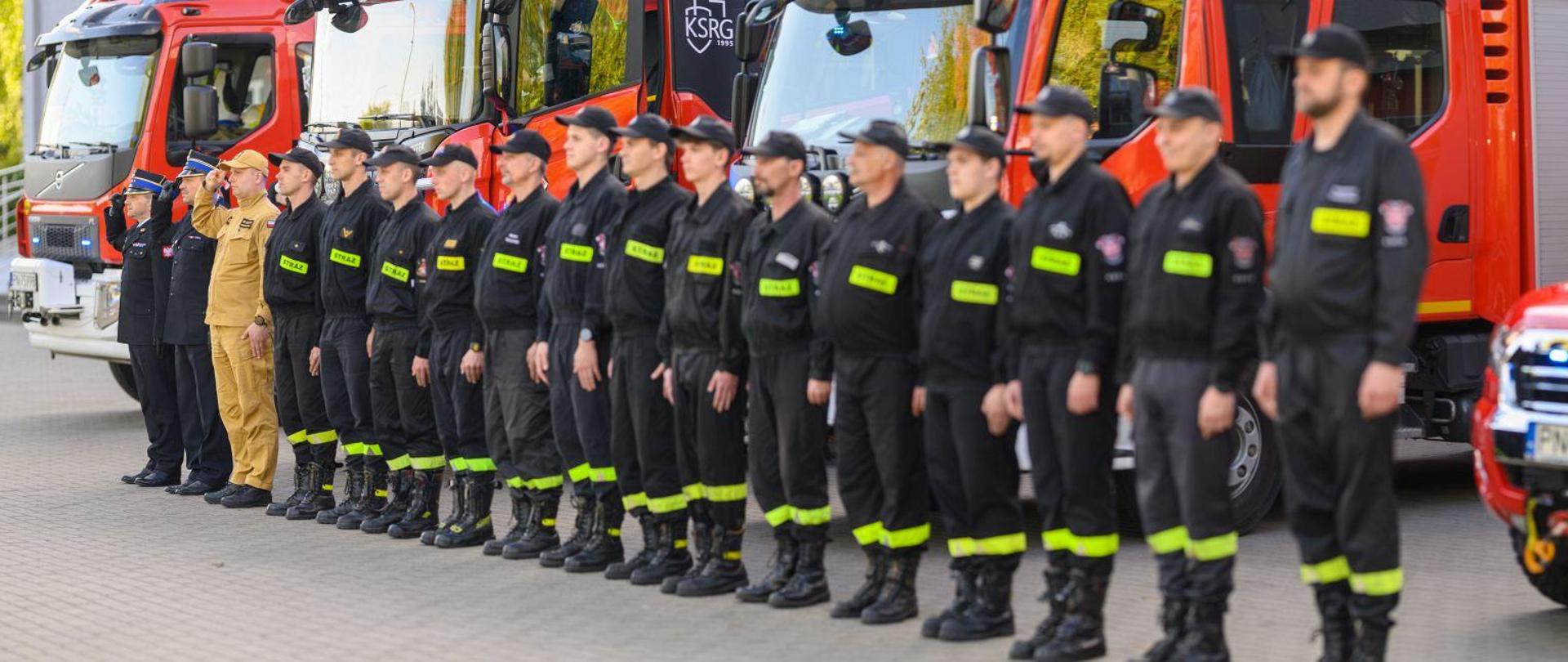 Strażacy oddający hołd zmarłemu strażakowi