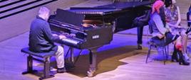 Mężczyzna gra na fortepianie.