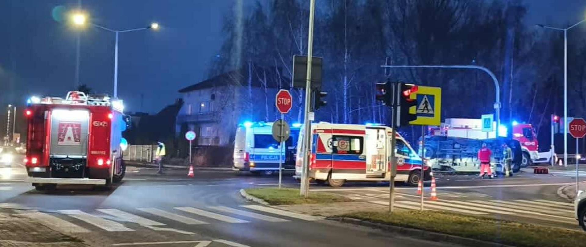 Na zdjęciu widoczne są samochody służb ratunkowych w trakcie prowadzonych działań. 