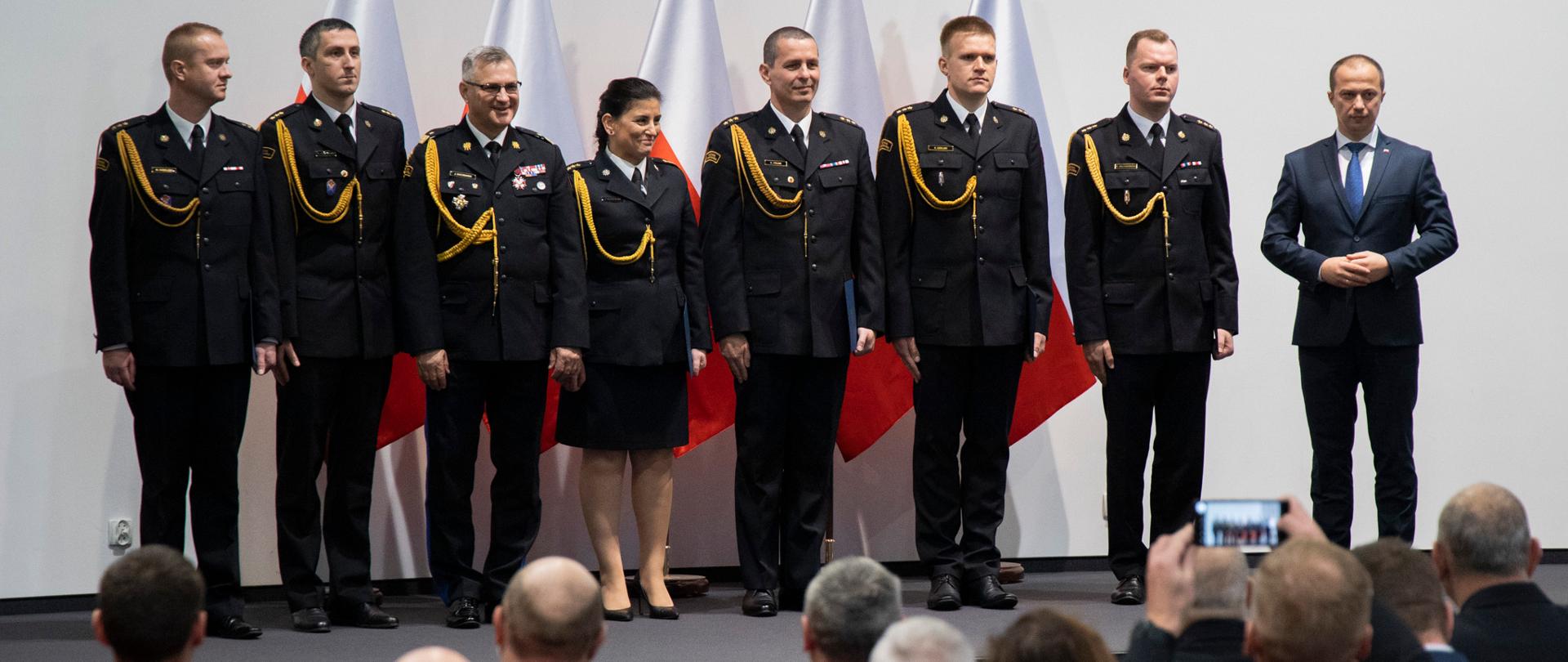 
Tłum ludzi w sali konferencyjnej
