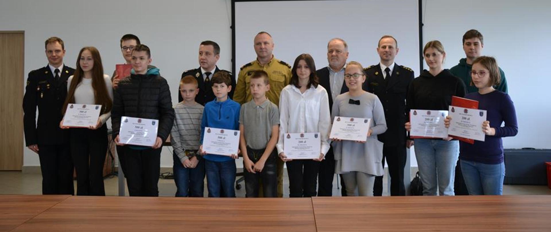 Uczestnicy eliminacji powiatowych Ogólnopolskiego Turnieju Wiedzy Pożarniczej "Młodzież Zapobiega Pożarom"