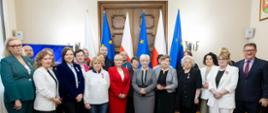 Pracownicy instytucji publicznych i samorządowych województwa łódzkiego, którym zostały nadane odznaczenia państwowe, wraz z wojewodą łódzkim Dorotą Ryl. 