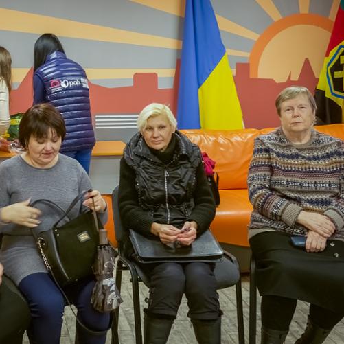 grupa kobiet siedzi w kółku i rozmawia