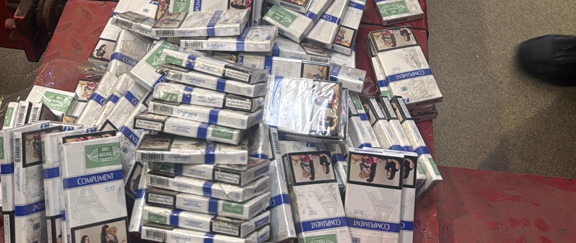 papierosy leżą na podnośniku