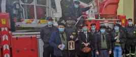 Hercerze mogileńskiego hufca ZHP wraz ze strażakami na tle podnośnika 