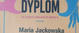 Dyplom za zajęcie II miejsca na konkursie gitarowym w Działdowie. Na kremowym tle kolorowe napisy a po bokach różowe i niebieskie dłonie.
