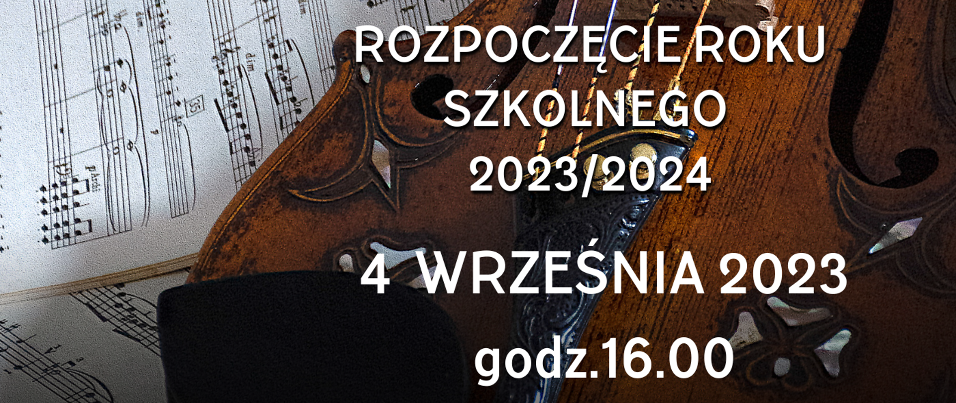 Plakat informujący o rozpoczęciu roku szkolnego 2023 / 2024 w dniu 4 września 2023 o godzinie 16.00. Biały napis umieszczony jest na tle skrzypiec leżących na nutach. 