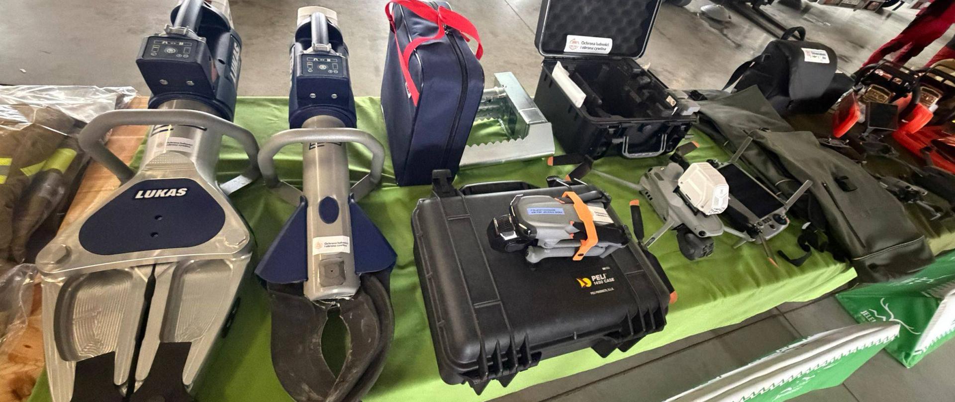 Na zdjęciu znajduje się sprzęt ratowniczy do przekazania